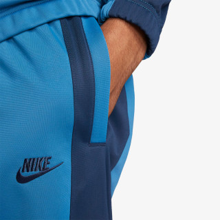 Nike Essential 